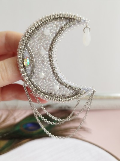 White silver month embroidery brooch.